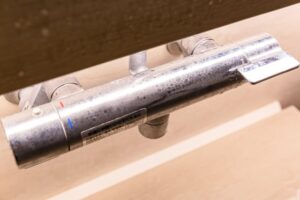水垢や石鹼カスが付着している