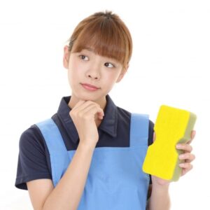 キッチンの壁や収納棚がべたべたしている
